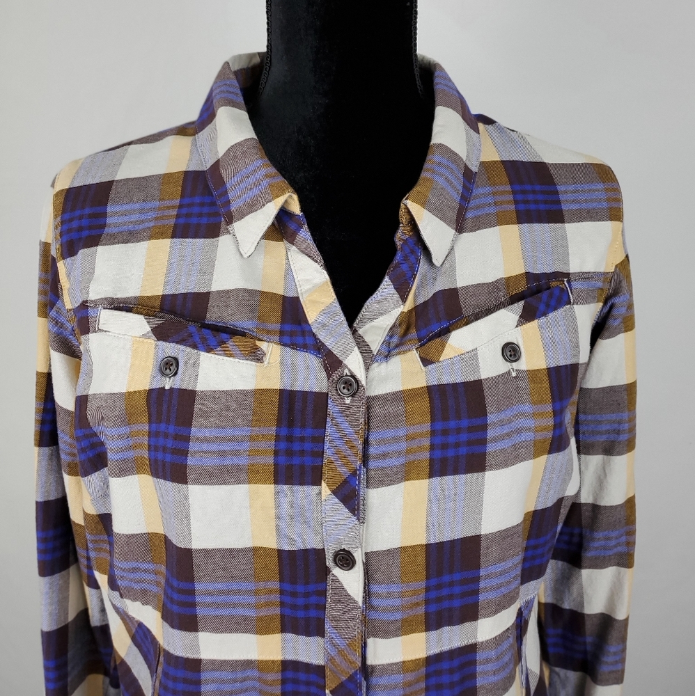 Columbia Sportswear 💕  Stylish shirt . Size M.